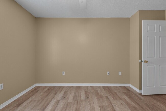Building Photo - "Charming 3-Bed Townhouse Retreat with 2.5...