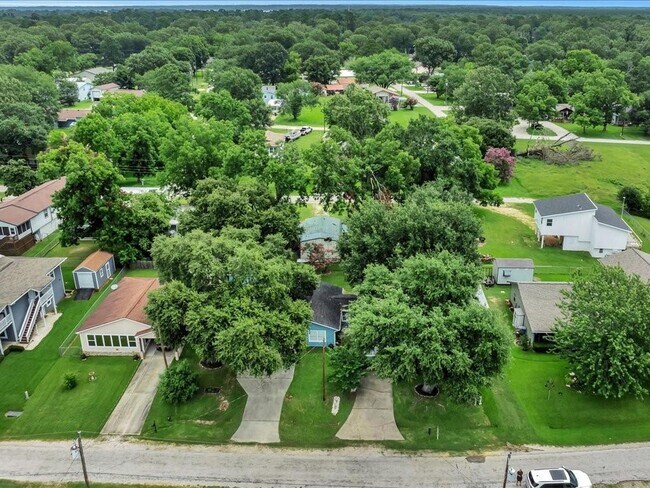 Building Photo - 683 Water View Dr