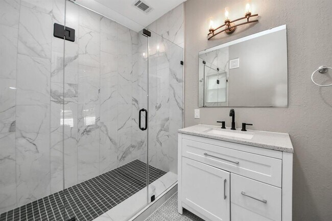 Building Photo - 1302 Raintree Cir