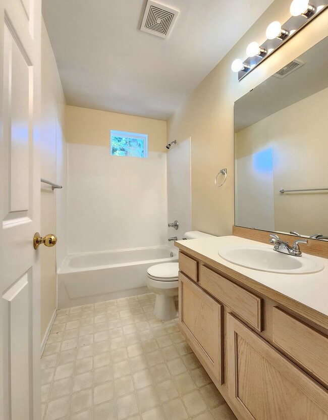 Building Photo - 3 Bedroom 2.5 Bath Townhome in Everett