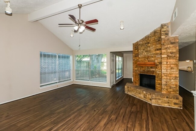 Building Photo - 15306 Evergreen Pl Dr