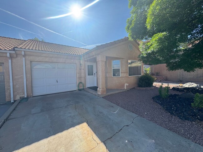 Building Photo - Fully Furnished Desert Dream Townhome!