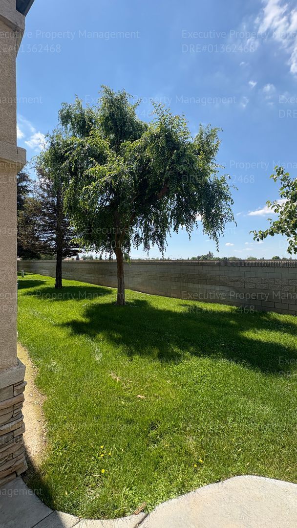 Building Photo - 2 bedroom 1.5 bathroom townhome located in a gated community near Hosking Ave/ S. Union Ave