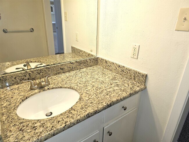 Building Photo - 347 Forest Lake Dr