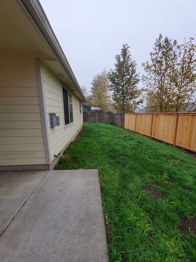 Building Photo - 3 Bedroom, 2 Bathroom Home with a 2 Car Ga...