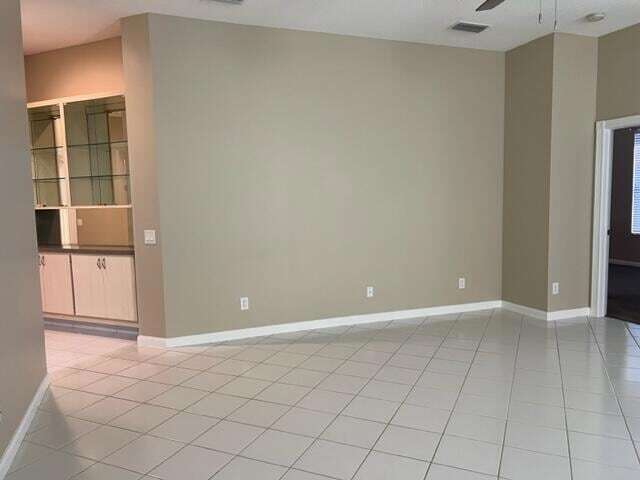 Building Photo - 188 S Hampton Dr
