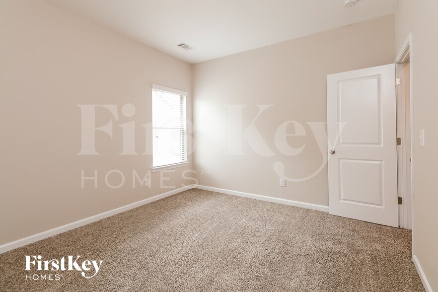 Building Photo - 175 Craines View