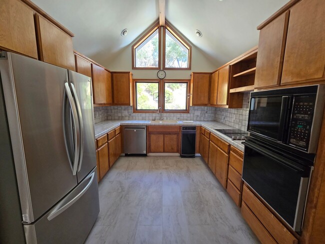 Building Photo - Welcome to this charming 1-bedroom, 1.5 bathroom home with an Office