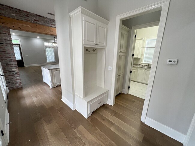 Building Photo - Stunning 4 bedroom, 3 bathroom 2 story hom...