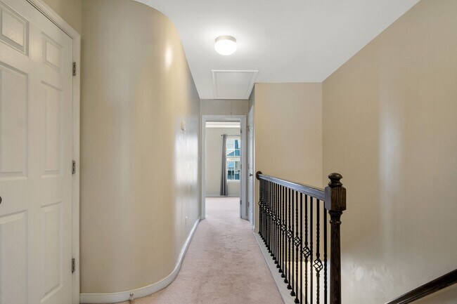 Building Photo - Spacious 3 Bedroom 3.5 Bathroom Townhome in Newport News
