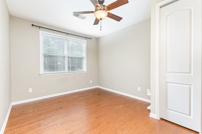 Building Photo - MOVE-IN READY!
