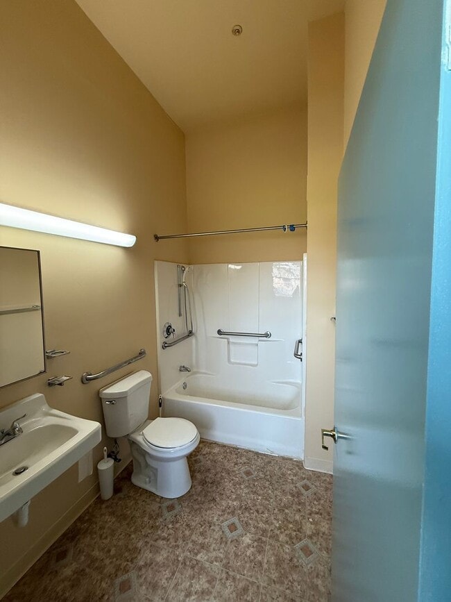 Building Photo - Spacious 2 Bedroom Apartment