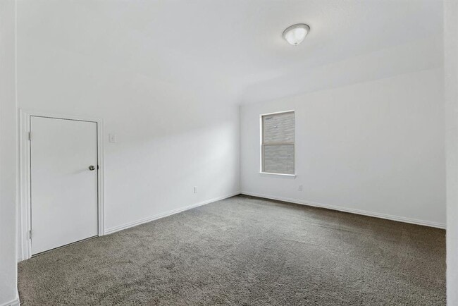 Building Photo - 1500 Sibley Wy