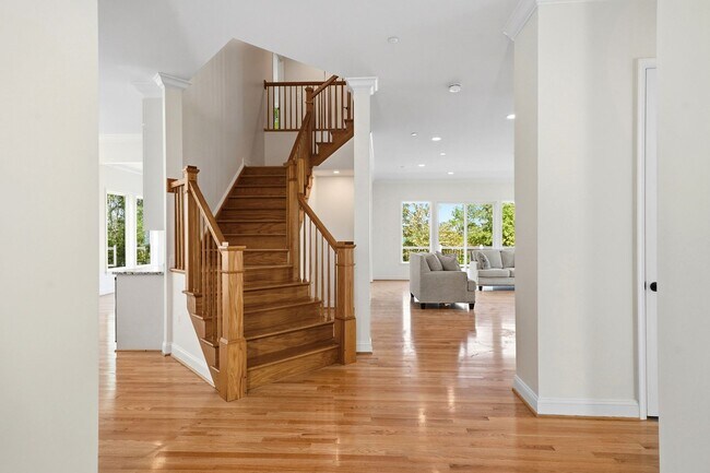 Building Photo - 5116 Shore Dr
