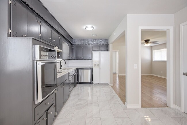 Building Photo - 1520 Brookdale Dr