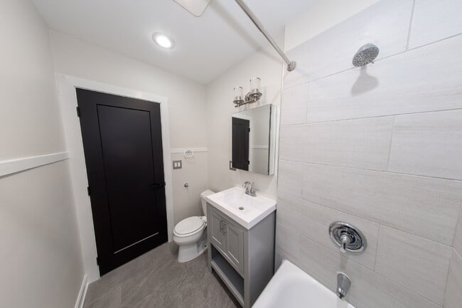 Building Photo - Beautiful 4 Bed 2 Bath home in the heart of Irving Park!