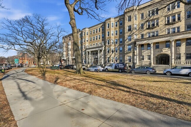 Building Photo - 70 Fenway