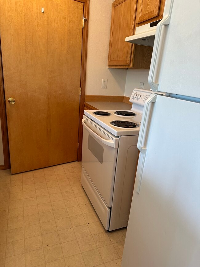 Building Photo - Upper Unit 2 Bedroom 1 Bath