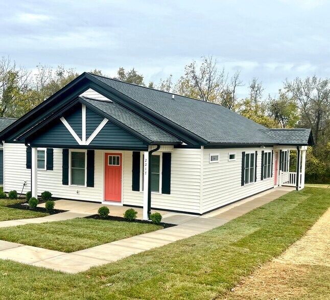 Private covered entry - 2217 Kenwood Blvd SE