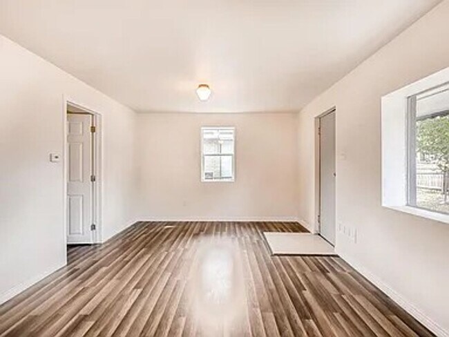 Building Photo - 2 Bed 1 Bath House Available Now