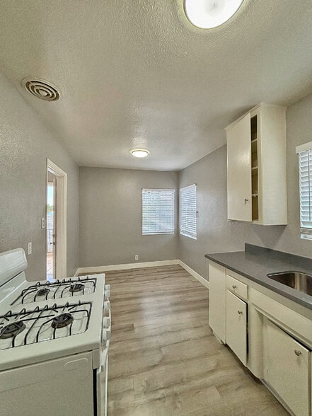 Building Photo - 528 W Magnolia St