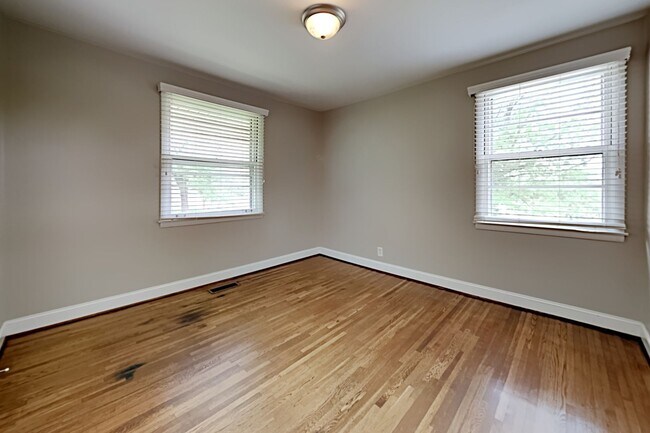 Building Photo - 534 Whispering Hills Dr