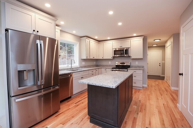 Building Photo - 231 Putnam Hill Rd