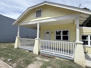 Building Photo - "Charming 2-Bed Sanctuary in the Heart of Pensacola!"