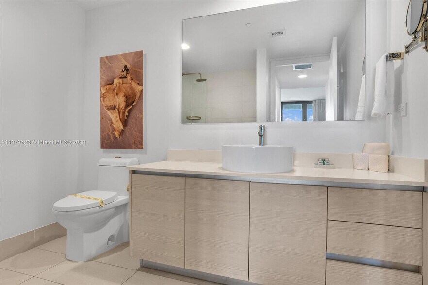 Building Photo - 2602 E Hallandale Beach Blvd