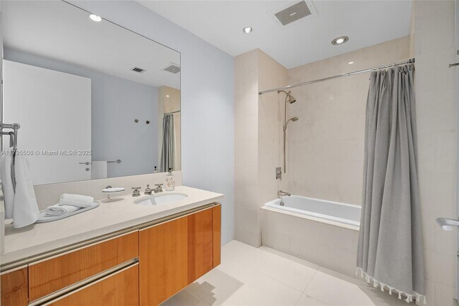 Building Photo - 7141 Fisher Island Dr