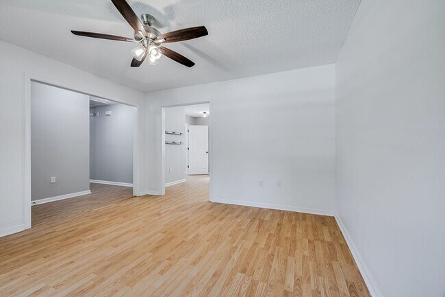 Building Photo - 3 Bedroom Springfield Home with Garage and Large Backyard