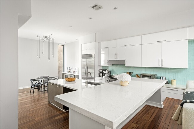 Building Photo - 2202 Whitney St