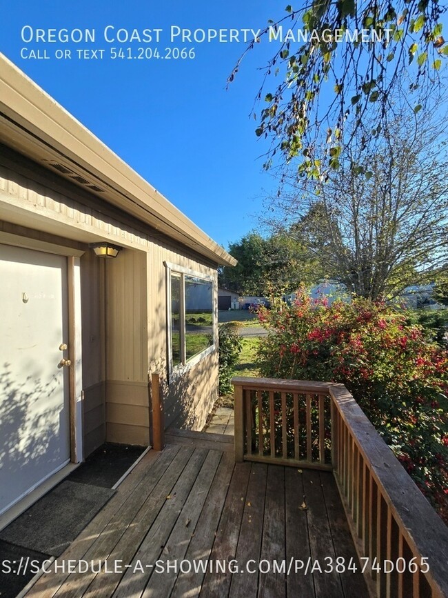 Building Photo - 2bed/2bath w/new vinyl flooring