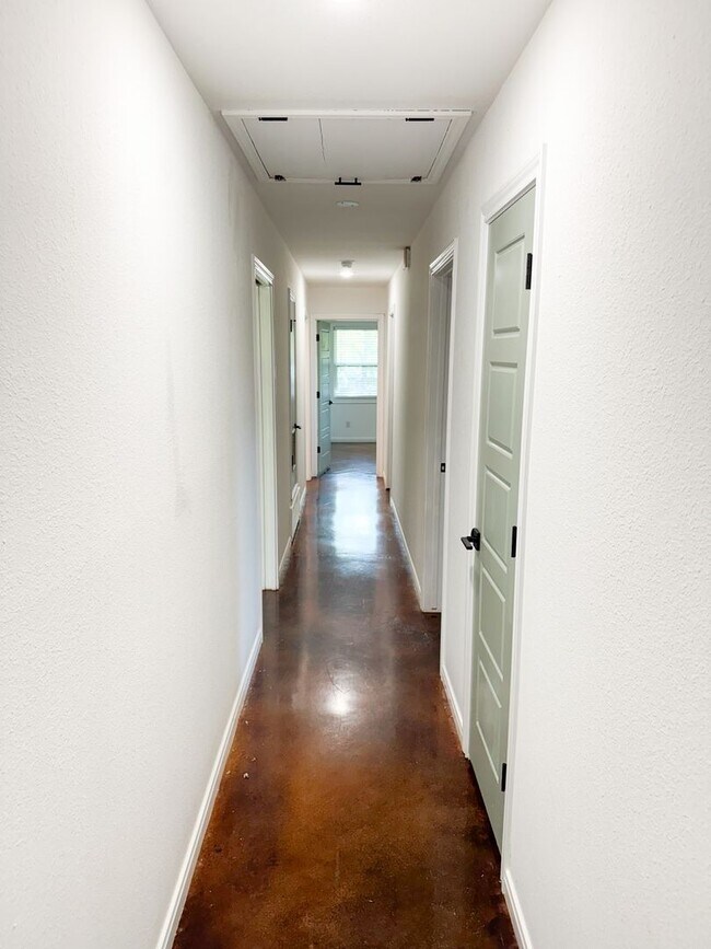 Building Photo - 2302 Brooklawn Dr