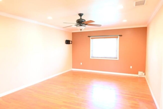 Building Photo - 1325 W 34th St