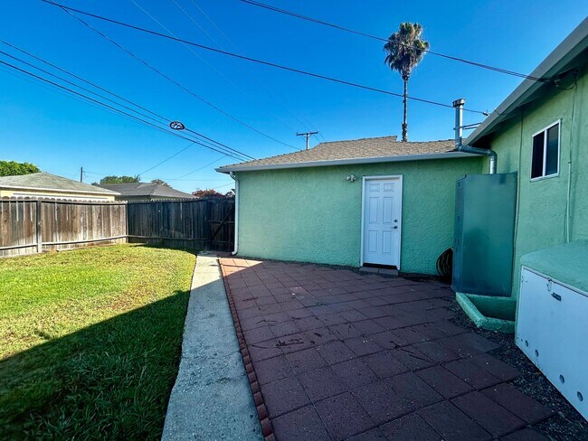 Building Photo - 2239 Clark Ave