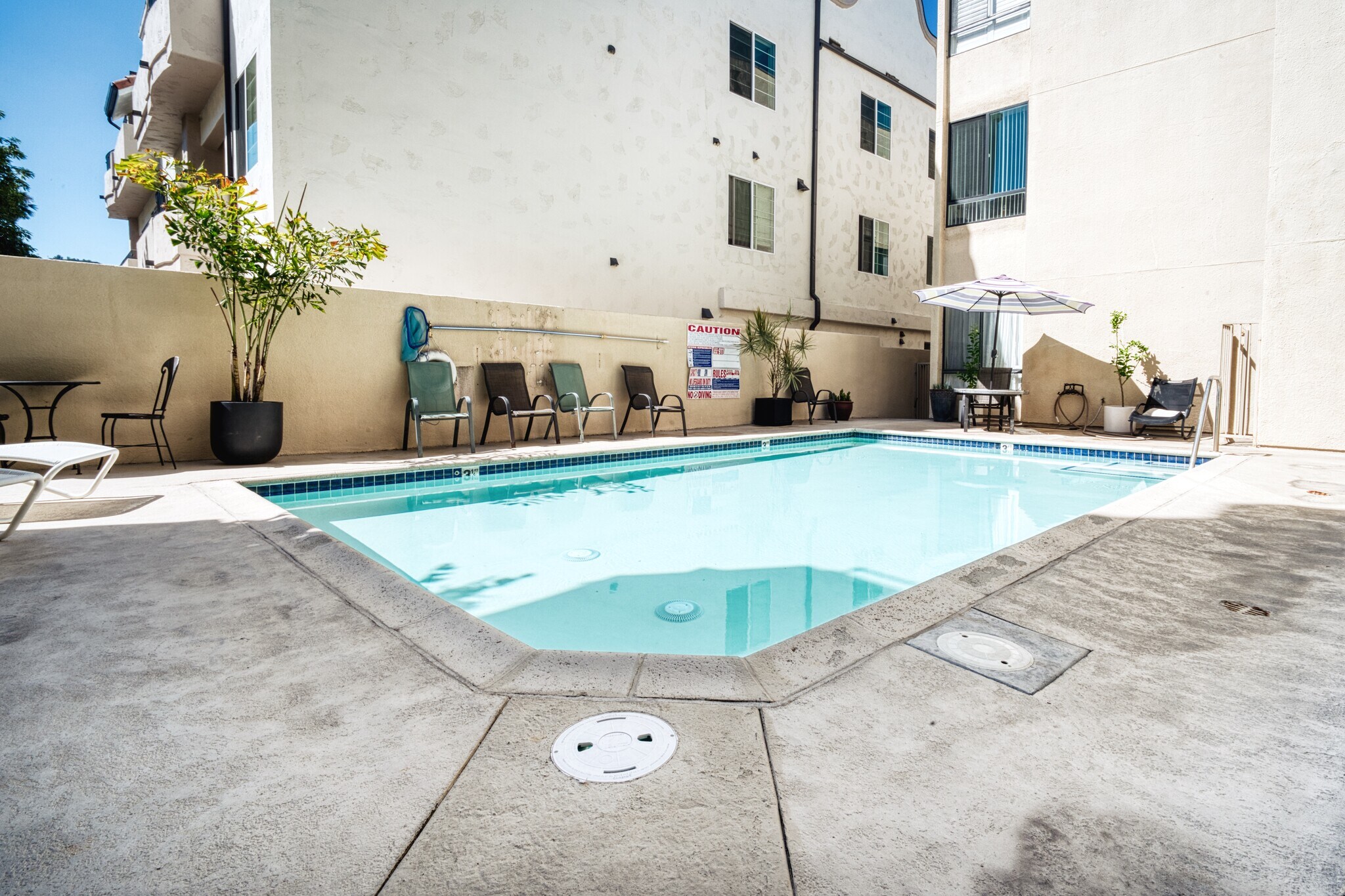 Building Photo - 13920 Moorpark St