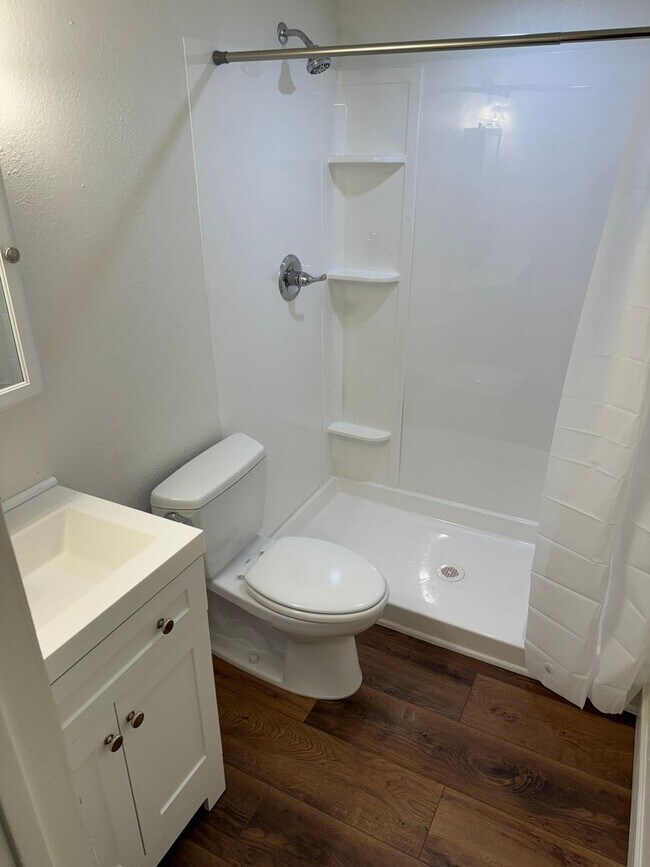 Building Photo - Back Unit of a Great Duplex in the Heart o...