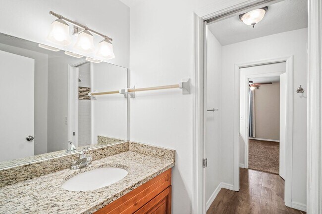 Building Photo - Beautifully updated 2-bedroom, 1.5-bathroo...