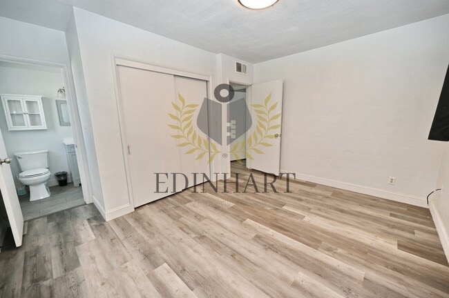 Building Photo - 5568 N Millbrook Ave
