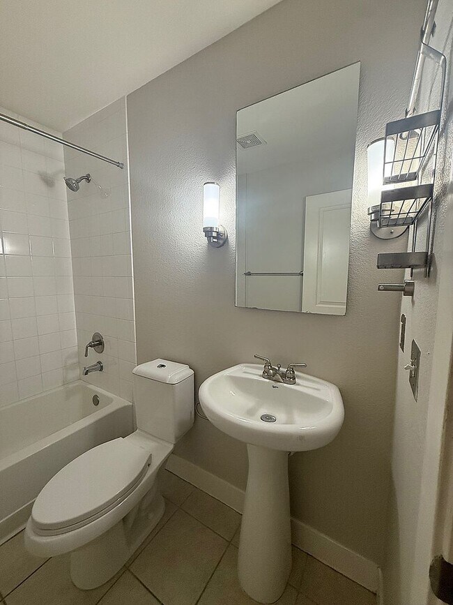 Building Photo - 2-Bedroom, 2 Bath Unit for Rent in Denver, CO | Fitness center & Modern Kitchen