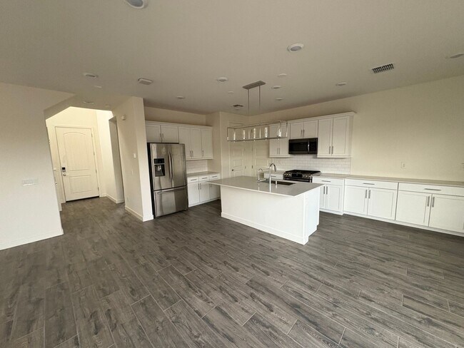 Building Photo - Modern 3-Bedroom + Loft + Den in Gated Pho...