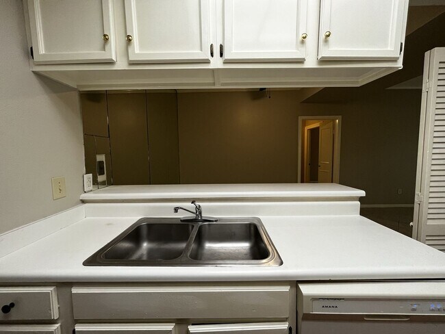 Building Photo - Adorable 1 bedroom, 1 bath Town-Home!!