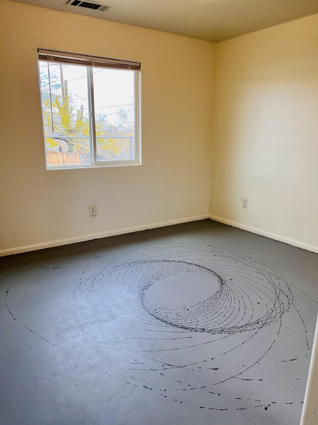 Building Photo - 4 Bedroom, 2 Bath Home with Attached Garag...