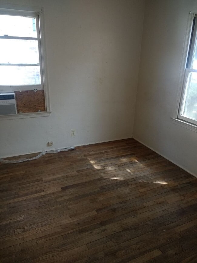 Building Photo - 2 Br 1 Ba available Now