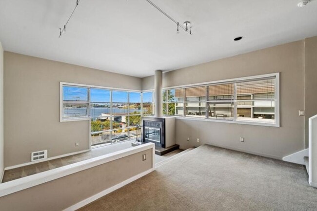 Building Photo - 2 bedroom in Seattle WA 98102