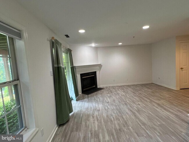Building Photo - 7300 Rocky Creek Dr