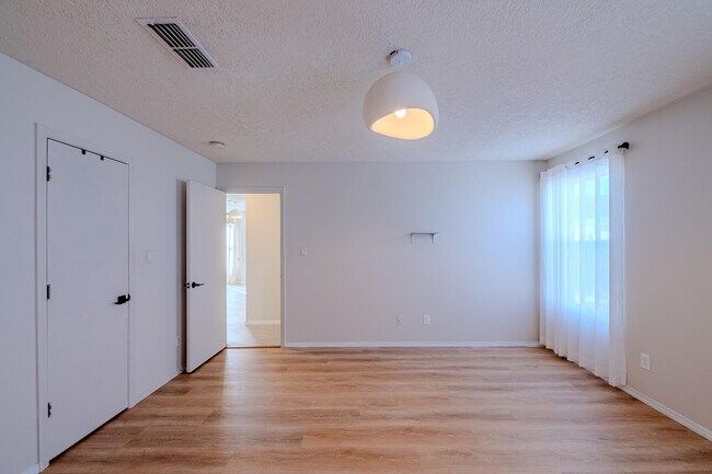 Building Photo - 4031 Cresta Park Ave NW