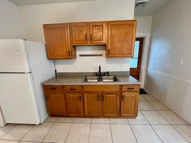 Building Photo - 39 1/2 Milton Ave