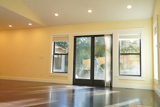 Building Photo - 3839-3136 136th Ave NE